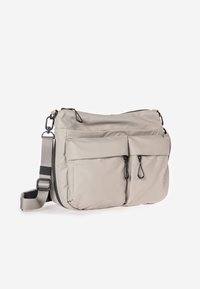 Borsa a tracolla beige chiaro con tracolla regolabile, due tasche frontali con zip e pomelli, e un scomparto principale con zip.