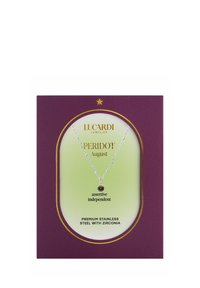 Zilveren ketting met een peridoot edelsteen hanger, weergegeven op groen en paarse verpakking met gouden accenten en tekst.