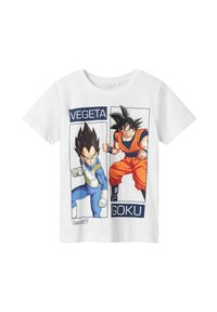 T-shirt blanc pour enfants avec les personnages de Dragon Ball Z, Vegeta et Goku, en poses de combat, avec leurs noms au-dessus de chaque figure.