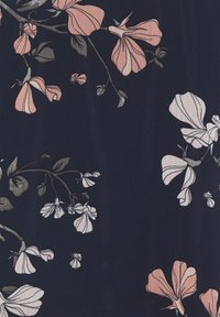 Tissu bleu foncé avec un motif de fleurs rose pâle et blanches ainsi que des feuilles et des tiges grises dispersées sur toute la surface.