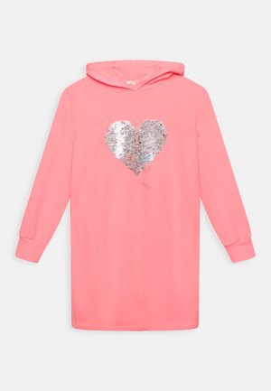 Lyserød hættetrøje med lange ærmer og en stor, skinnende sølvglimmerhjerte centreret på brystet.