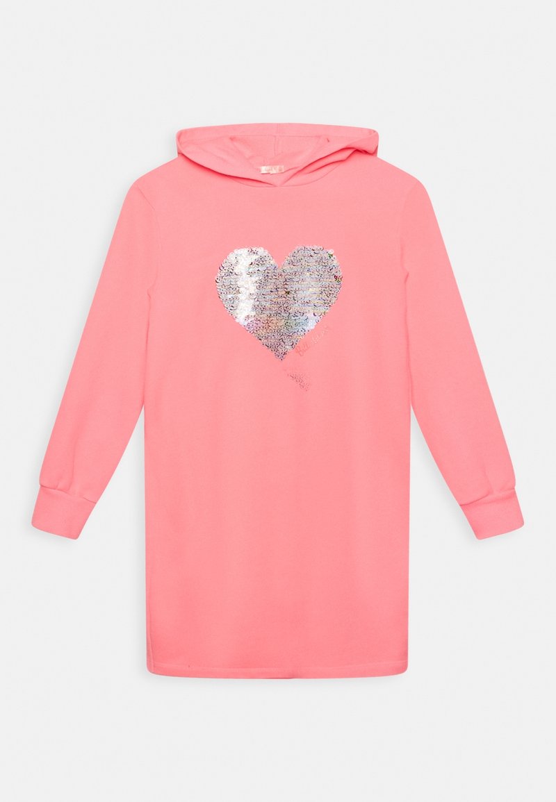 Robe longue à manches longues à capuche rose avec un grand cœur argenté en sequins brillants centré sur la poitrine.