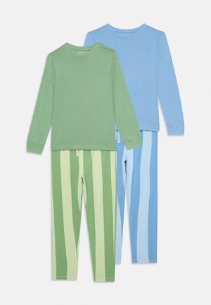 Zwei Sets mit langärmeligen Tops und gestreiften Hosen, ein Set in Grüntönen und das andere in Blautönen, flach auf einem weißen Hintergrund ausgelegt.