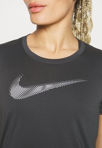Nike Performance Bluză sport - black/(cool grey)