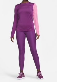 Top de manga larga en morado con mangas de color rosa claro, combinado con leggings morados. Ambos artículos cuentan con un material suave y elástico.