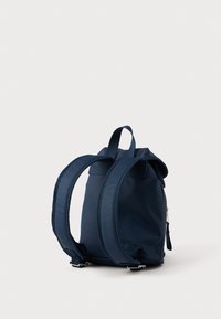Ναυτικό μπλε σακίδιο πλάτης με ρυθμιζόμενους ιμάντες, χερούλι στην κορυφή και ομαλό, ανθεκτικό ύφασμα. Διαθέτει κυρίως διαμέρισμα με φερμουάρ και ελάχιστο υλικό.
