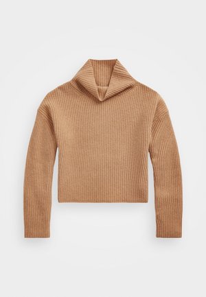 Pull en maille côtelée couleur camel avec manches longues et col roulé plié, posé à plat sur un fond blanc.