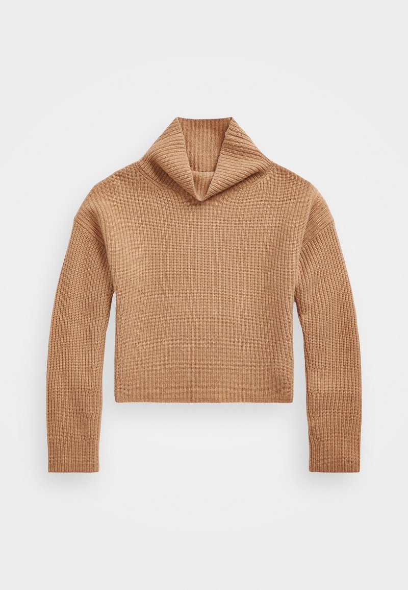 Pull en maille côtelée couleur camel avec manches longues et col roulé plié, posé à plat sur un fond blanc.