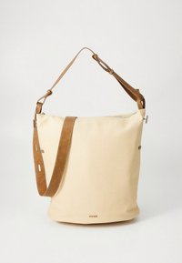 Saco tote de textura bege com alça de ombro castanha, fecho de correr e marca subtil. Material liso com um formato descontraído.