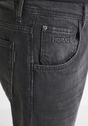 Zwarte denim jeans hebben een slim fit, zichtbare stiksels, een zak met het reliëfmerk "MORATO" en verwerkte textuuraccenten.