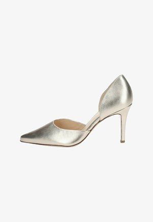 Pompe à talon aiguille argent métallique avec un bout pointu, des côtés découpés et un talon stiletto élancé. Texture lisse et design minimaliste.