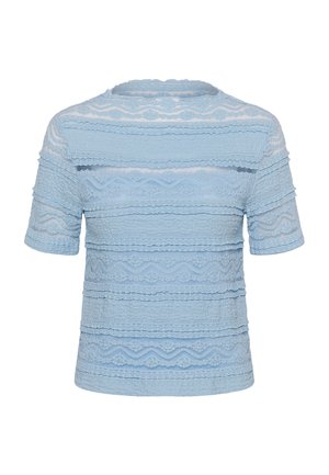 Lichtblauw topje van gestructureerde stof met horizontale banden met verschillende kanten patronen; korte mouwen en een ronde halslijn.