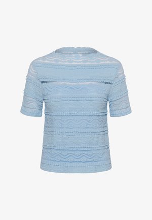 Világoskék felső texturált anyagból, vízszintes sávokkal különböző csipkemintákkal; rövid ujjú és kerek nyakkivágású.