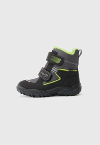 Svart og grå barneboots med grønne detaljer, laget av tekstil og syntetiske materialer. Har to justerbare borrelåsremmer og en teksturert såle.