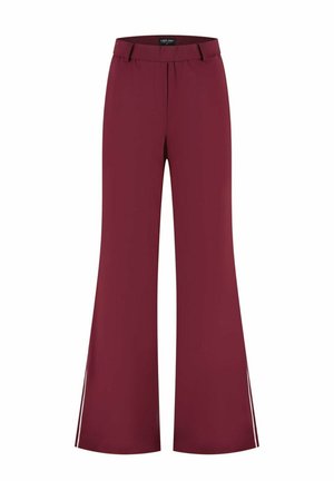 Wijde, hoogtaille bordeauxrode broek met ceintuurlussen en een onopvallende voorkant, ontworpen voor formele of casual dameskleding.