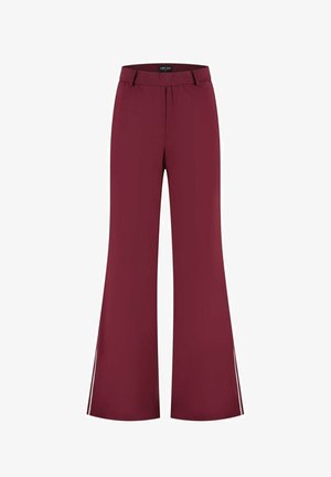 Wijde, hoogtaille bordeauxrode broek met ceintuurlussen en een onopvallende voorkant, ontworpen voor formele of casual dameskleding.