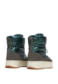 Cizme pufos metalizate verzi cu accente din suede gri, înalte, cu guler elasticizat și talpă din cauciuc crem, având un tab de prindere în spate.