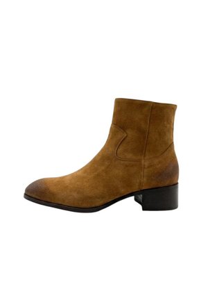 Stivaletto in camoscio marrone con tacco basso a blocco e punta arrotondata, dettagli delle cuciture laterali, mostrato di profilo su sfondo bianco.