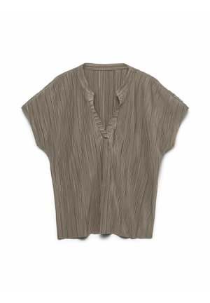 Taupe kortmouwige geplooide top met een V-halslijn en een relaxte pasvorm, plat weergegeven op een witte achtergrond.