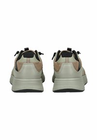 Pár béžových a světle hnědých tenisek s černými akcenty, zobrazených zezadu na bílém pozadí.