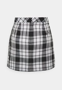 Svart och vit rutig kjol med en strukturerad design, platt midjeband och sidofickor för extra textur och detalj.