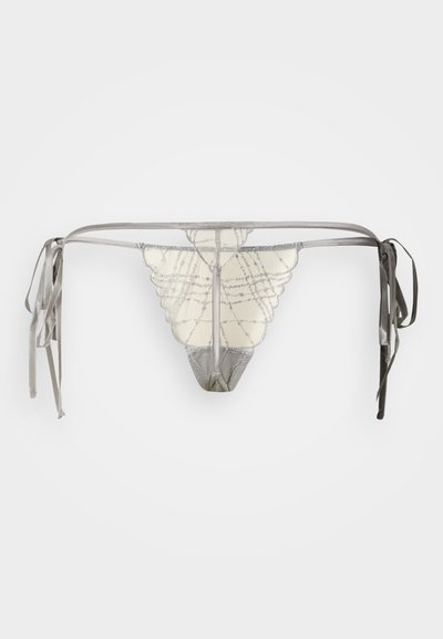 Stringi bieliźniane w jasnoszarym i kremowym kolorze, z motywem skrzydeł motyla, z satynowymi wiązaniami i dekoracyjnymi przeszyciami na przezroczystej tkaninie.