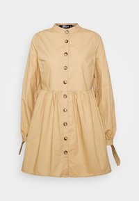 Abito button-up a maniche lunghe in tessuto beige chiaro con corpino aderente e gonna svasata, caratterizzato da bottoni tondi e colletto alto.