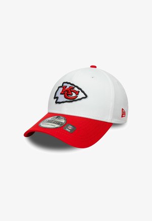 Weißer Baseballcap mit rotem Schirm, auf der Vorderseite mit einem schwarz umrandeten Kansas City Chiefs-Logo bestickt und einem Größenaufkleber auf dem Rand.