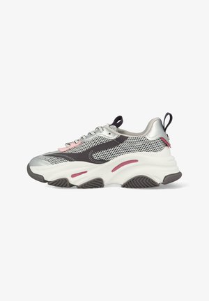 Sneaker con tomaia in rete argentata e nera, dettagli rosa, suola bianca spessa e suola esterna in gomma testurizzata. Inclusi dettagli riflettenti.