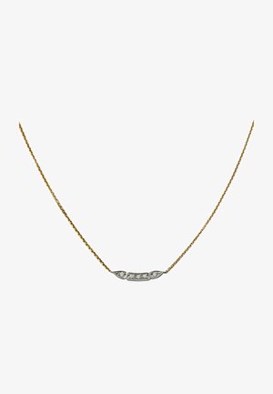 Collar de cadena de oro con un colgante curvado adornado con pequeñas cristales redondas y transparentes, engastadas en un marco texturizado similar a la plata.