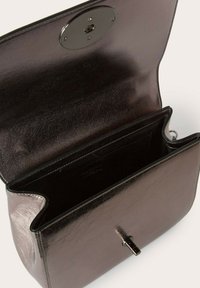 Rechteckige Lederhandtasche in dunkler Metallicfarbe, mit einem sicheren Verschluss, zwei Innenfächern und glatter, glänzender Textur.