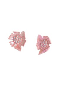 Orecchini a forma di fiore rosa con petali lucidi, caratterizzati da un grappolo di sette strass trasparenti al centro.