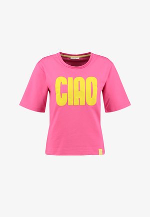 Camiseta rosa de manga corta con grandes letras amarillas que forman la palabra "CIAO" en el frente y una pequeña etiqueta amarilla cerca del dobladillo.