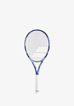 Blå og hvid tennisracket med et rundt hoved, gitterstrenge mønster og et hvidt greb. Har et slankt, moderne design.