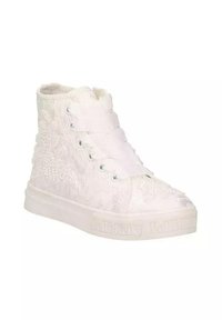 Sneaker alta bianca con texture di pizzo floreale, lacci bianchi elasticizzati e suola in gomma con logo. Finitura liscia e collarino imbottito.