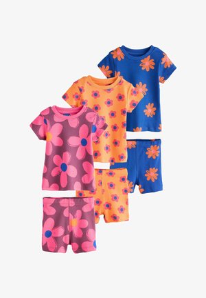 Trois ensembles de hauts à manches courtes et shorts avec des imprimés floraux colorés : rose sur violet, violet sur orange, et orange sur fond bleu.