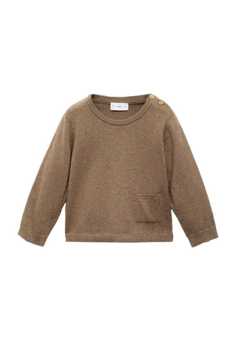 Pull en tricot marron avec des manches longues, un col rond, deux boutons dorés à l'épaule et une petite poche à l'avant. Texture douce.