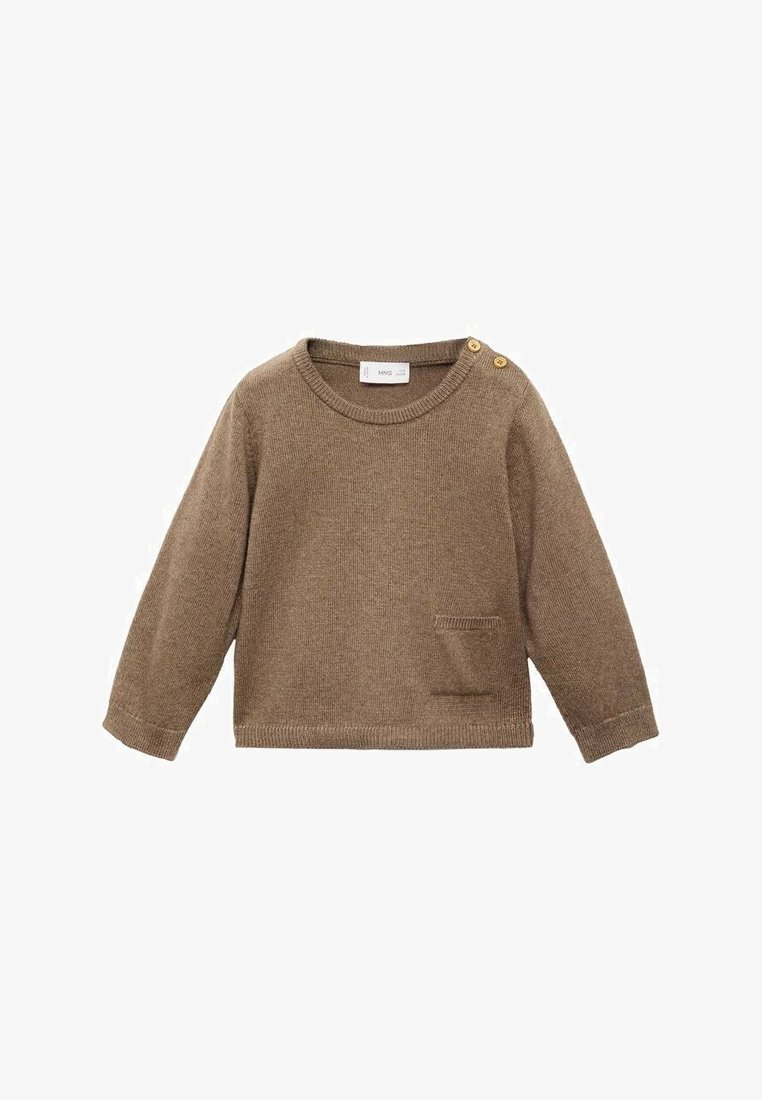 Pull en tricot marron avec des manches longues, un col rond, deux boutons dorés à l'épaule et une petite poche à l'avant. Texture douce.