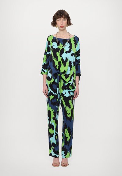 Weit geschnittenes zweiteiliges Outfit in lebendigem Grün, Blau und Schwarz mit abstraktem Muster; ausgestattet mit taillierter Taille und weitem Bein; weicher Stoff.