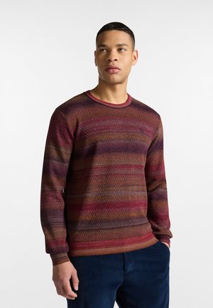Maglione da uomo in maglia con motivo geometrico nelle tonalità di bordeaux, arancione e viola. Presenta un colletto rotondo e polsini a costine.