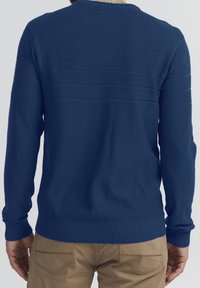 Granatowy, dziany sweter z teksturowanym karczkiem, ściągaczami przy mankietach i u dołu, z poziomymi pasami i klasyczną okrągłą szyją.