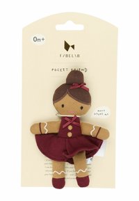 Muñeca de tela suave con un vestido burdeos, cara marrón, mejillas rosas y un moño. Presenta detalles cosidos y una etiqueta con texto.