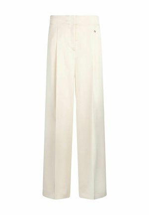 Pantalones de pierna ancha en un color blanco roto, fabricados con una tela suave y con un acabado texturizado. Presenta pliegues frontales y un pequeño detalle de logo metálico.