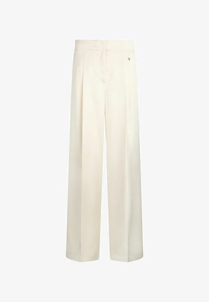 Wijduitlopende broek in een off-white kleur, gemaakt van een zachte stof met een gestructureerde afwerking. Bevat voorplooien en een klein metalen logodetail.