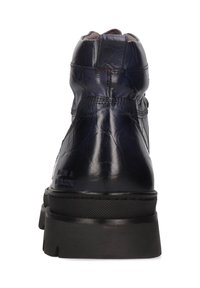 Botines de cuero azul marino con acabado texturizado, punta redonda, suela de goma negra y detalles de costura a los lados.