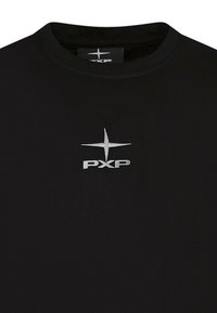 Chemise noire à manches courtes avec un col rond et un logo brodé argenté "PXP" situé sur la poitrine. Texture lisse.