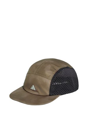 Brązowa i czarna czapka z siateczki z pięcioma panelami, z zakrzywionym daszkiem i małym białym logo Adidas na przednim lewym panelu.