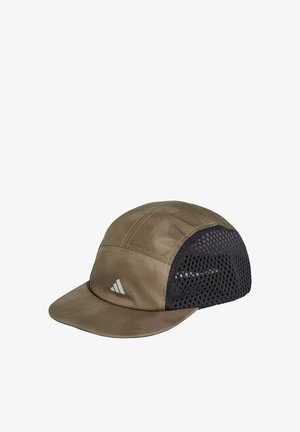 Cappellino a cinque pannelli in rete marrone e nero con visiera curva e piccolo logo Adidas bianco sul pannello frontale sinistro.