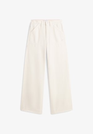 Pantaloni a gamba larga, color crema, realizzati in tessuto leggero. Presentano due tasche frontali e una chiusura con bottone. Design minimalista con linee pulite.