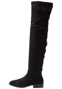 Bottes noires en daim montant jusqu'à mi-cuisse, avec un design élégant, un bout rond, un petit talon carré et un laçage latéral décoratif pour plus de détails.